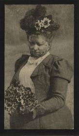 Dame mit Kopfschmuck und Blumenstrauß