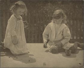 Zwei Kinder beim Murmelspiel