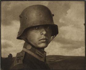 Soldat mit Stahlhelm