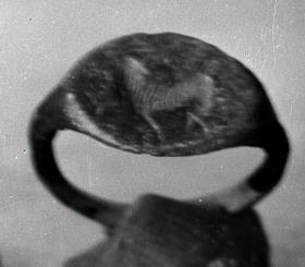 Fingerring. Auf der Abplattung ist eine Ziege eingraviert