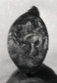 Fingerring aus dünner Bronze. Auf der Abplattung die Figur eines Reiters