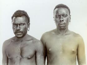 "Luluai Káréran (r.) und bos in Amba"