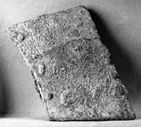 Ornamentblech. Ringhenkelfragment eines Dreifußes