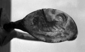 Fingerring. Auf der Abplattung ein laufendes Hündchen