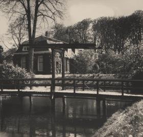 Doorn, Kasteel Huis Doorn, Schlosspark, im Vordergrund Brücke und Nebengebäude