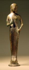 Archaische Statuette eines stehenden Mädchens, ursprünglich die Stützfigur eines archaischen Standspiegels