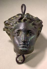 Kopf einer römischen, männlichen Statuette (Sol!), mit Blei gefüllt, oben und unten je eine eiserne Öse; wohl sekundär als Gegengewicht (!) einer Schnellwaage verwendet