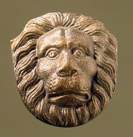 Eine von zwei kleinen Löwenmasken