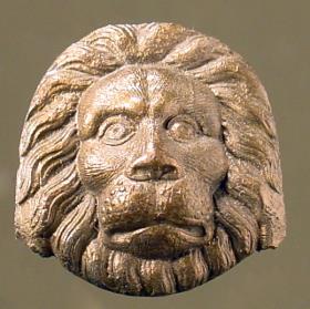 Eine von zwei kleinen Löwenmasken