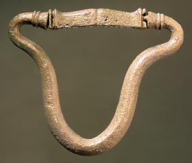 "Gefäßhenkel von nebenstehender Form, in einer Öse beweglich befestigt"; vermutlich zu einem griechischen Klappspiegel gehörig