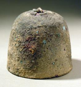 Glocke mit ringförmigem Henkel; derselbe ist aufgesetzt, aber zugehörig. Er war durch einen Stift auf die Glocke genietet