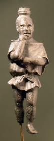 Römische Statuette eines Sklaven zum ... ... (unleserlich)