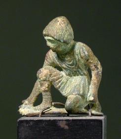 Kleine klassische Statuette eines hockenden Knaben