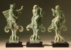 Drei Cistenfüβe: 1. Perseus, 2. Gorgo, 3. Apollon; mit etruskischen Inschriften. Sehr feine Arbeit