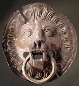 Löwenmaske aus gepreßtem Blech, mit Ring im Maul