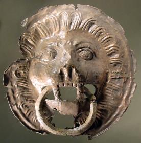 Löwenmaske aus gepreßtem Blech, mit Ring im Maul