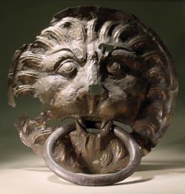 Löwenmaske aus gepreßtem Blech, mit Ring im Maul