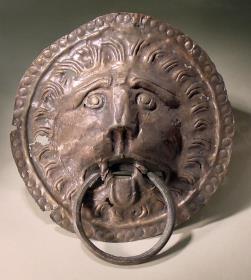 Löwenmaske aus gepreßtem Blech, mit Ring im Maul