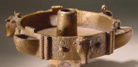 Archaische dreischnauzige runde Lampe mit Stierköpfen