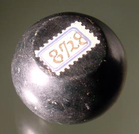 Gewicht aus schwarzem Stein; mit zwei Punkten