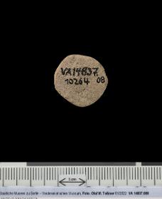 Zählmarke (Token) kleine Tonscheibe mit eingeritztem Kreuz