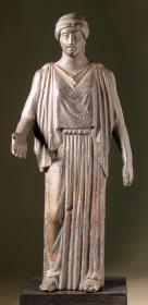 Statuette eines Mädchens im Peplos