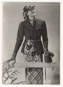 Frau in Jacke und Rock von Mondial