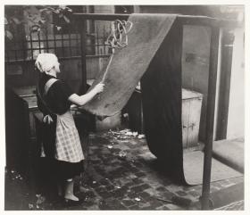 Frau in Kleid mit Schürze