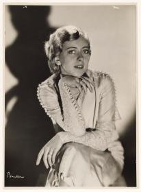 Herta Schröter in Kleid von Modellhaus Max Becker