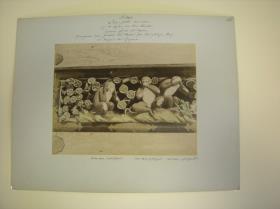 Nikko San-gehu no saru, d.h. die Affen der drei Länder (Indien, China, Japan) Schnitzerei am Giebel des Stalles für das heilige Pony im Tempel des Iyeyasu. Paneel: „Die Drei Affen“; geschnitztes Paneel am heiligen Pferdestall 
東照宮神厩舎三猿