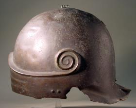 Hellenistischer Helm mit Stirnbügel und Voluten