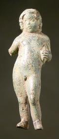 Römische Statuette eines stehenden nackten Knaben mit Diskos unter dem linken Arm, der rechte Unterarm abgebrochen