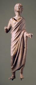 Etruskische Statuette eines stehenden unbärtigen Mannes in Untergewand und Mantel, in der erhobenen Rechten eine Schale