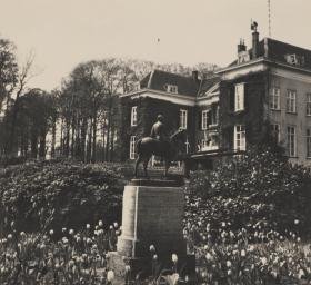 Doorn, Kasteel Huis Doorn, im Vordergrund Reiterstatue einer Amazone
