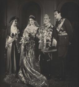 Kaiser Wilhelm. II mit seiner zweiten Gemahlin Prinzessin Hermine von Reuß und dem Brautpaar Kira Kirillowna Romanowa und Louis Ferdinand von Preußen
