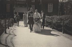 Hochzeit des Prinzen Louis Ferdinand von Preußen mit Kira Kirillowna Romanowa am 4. Mai 1938, kleine Prozession mit dem Brautpaar