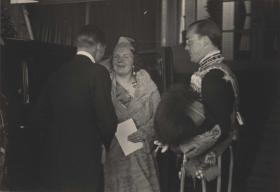Hochzeit des Prinzen Louis Ferdinand von Preußen mit Kira Kirillowna Romanowa am 4. Mai 1938, Kronprinzessin Juliana der Niederlande mit ihrem Gatten Prinz Bernhard zur Lippe-Biesterfeld