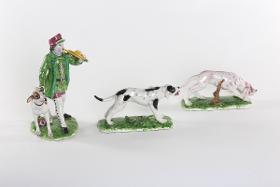 Schwarz gefleckter Hund mit erhobenem Kopf aus einem Desserttafelaufsatz