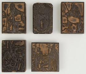 -Fußwaschung (?) (verso: Evangelist); -Mondsichel-Madonna; -Evangelist; -Unklar (verso: unklar) Metallschere einmontiert; -3 Personen vor Herrscher (verso: Farbplatte dazu ?)
(5 Stöcke)