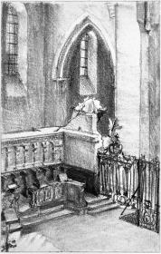 Kircheninterieur mit vergitterter Chorgestühlecke