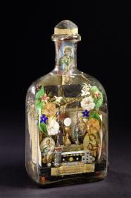Kruzifix in Flasche (Altar und Arma Christi)