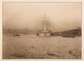 Blohm & Voss, davor Panzerkreuzer Moltke (aus dem Album "Hamburg: Land und Leute der Niederelbe")
