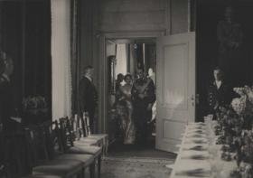 Hochzeit des Prinzen Louis Ferdinand von Preußen mit Kira Kirillowna Romanowa am 4. Mai 1938, das Brautpaar auf dem Weg zur Hochzeitstafel