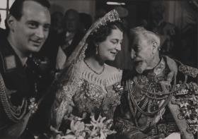 Hochzeit des Prinzen Louis Ferdinand von Preußen mit Kira Kirillowna Romanowa am 4. Mai 1938, Kaiser Wilhelm II. im Gespräch mit der Braut
