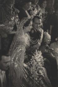 Hochzeit des Prinzen Louis Ferdinand von Preußen mit Kira Kirillowna Romanowa am 4. Mai 1938, Brautpaar inmitten von Gästen