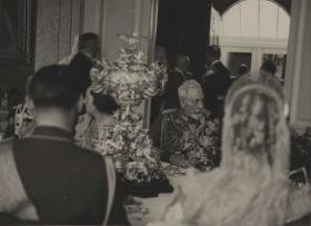 Hochzeit des Prinzen Louis Ferdinand von Preußen mit Kira Kirillowna Romanowa am 4. Mai 1938, Kaiser Wilhelm II. an der Hochzeitstafel; im Vordergrund Rückansicht des Brautpaares
