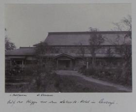 Außenansicht vom Lakeside Hotel in Chuzenji (mit v. Stockhausen und Dr. Dansauer?)