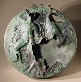 Griechischer Klappspiegel mit Relief: Kampf von Herakles und Amazone (?)