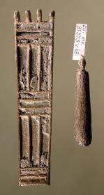 Platte mit Scharnier (das größere Teil bildete ursprünglich vermutlich die Geissel einer sehr großen ägyptischen Osirisstatuette)