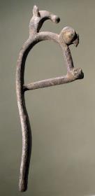 "Haken mit Tierkopf" (Fragment vom Henkel einer großen Kanne mit Scharnier für beweglichen Deckel)